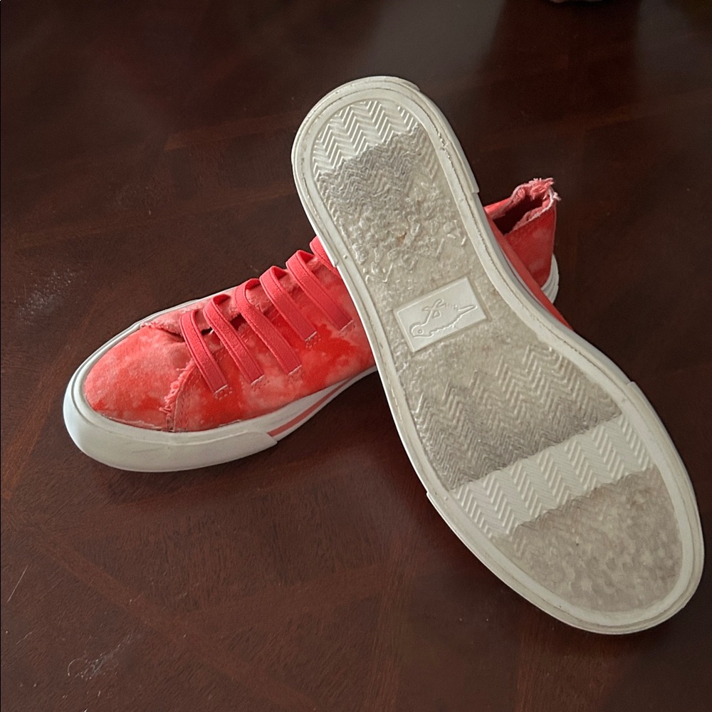 Stylish Red Canvas Sneakers - Picture 8 of 8
